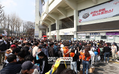어제 9시에 왔어요 매표소 앞 캠핑까지…디펜딩챔프 LG vs 류현진의 한화, 12시 12분 2만3750석 매진