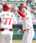 [인천 게임노트] 김광현 첫 승, 최정 첫 대포, 최지훈-박성한 대활약… SSG, 롯데 꺾고 시즌 첫 승 '김태형 데뷔전 망쳤다'