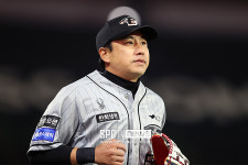 [포토S] 외야 수비 나선 김강민