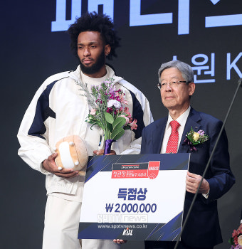 [포토S] 득점상 수상한 패리스 배스