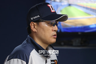 [포토S] 경기 지켜보는 이승엽 감독