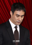 [포토S] 고개 숙인 배성우