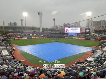 관중들 우산쓰고 기다렸지만…수원 KT-롯데전 끝내 우천취소