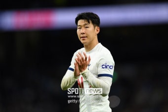 찬스 놓친 손흥민, 동료들에게 사과 