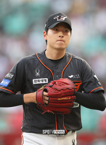 [포토S] 조동욱, '1회말 마치고'