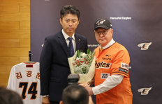 좀 잘 해주라 김경문 감독 한화 선수단과 스윗한 첫 만남, 이 선수 앞에선 변했다