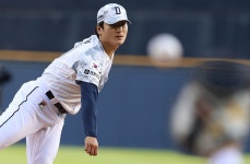 노장은 살아있다 김경문 감독, 현역 유일 900승…바리아 데뷔승 한화, 두산 완파[잠실 게임노트]