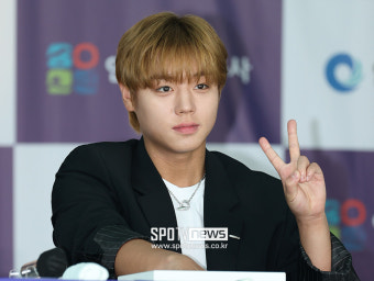 [포토S] 박지훈, 핸드프린팅 하며 브이!