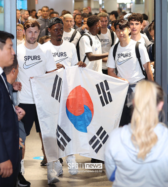 '토트넘 동료들과 태극기 펼치며 입국' 손흥민, 인천공항 마비시키는 인기
