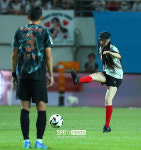 [포토S] 뉴진스 혜인, 김민재 앞에서 시축