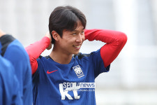 [포토S] 미소 짓는 엄지성