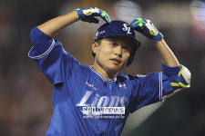 [포토S] 김헌곤, 팬들 바라보며 하트 세리머니