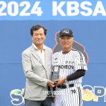 [포토S] 감독상 수상한 연천 미라클 김인식 감독