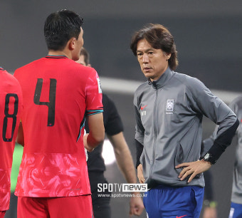 [포토S] 김민재와 대화하는 홍명보 감독