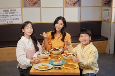 이지현, 딸·아들과 동반 모델…화기애애 쓰리샷