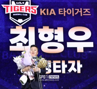 [포토S] 최형우, 최고령 골든글러브 수상자