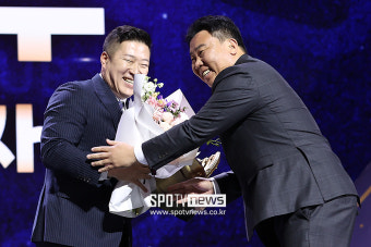 [포토S] 이범호 감독, '최형우 최고령 골든글러브 축하해'