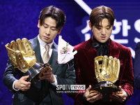[포토S] 김도영-박찬호, 골든글러브가 신기해