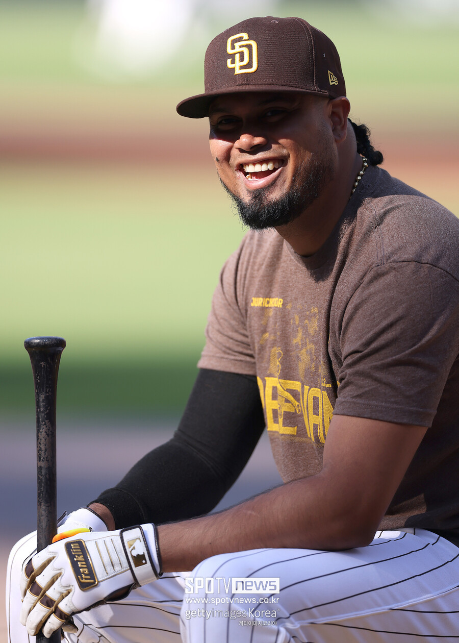 MLB 샌디에이고, 아라에스와 시즈와 연봉 조정 합의