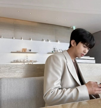 임영웅 SNS에도 찾아온 봄? '뭐요' 논란 후 3개월 만에 재개