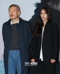 홍상수·김민희, 혼외자 子와 유모차 산책 포착 방긋