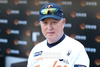 [포토S] 인터뷰 하는 김경문 감독