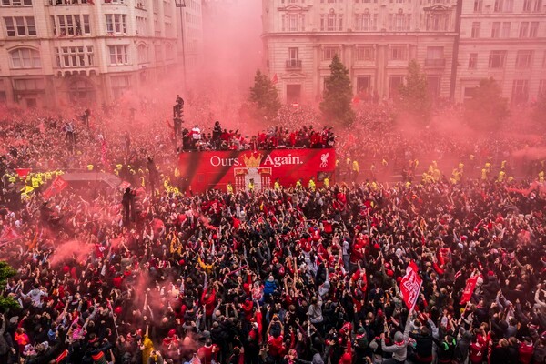 리버풀 EPL 우승 퍼레이드 중 차량 돌진…27명 다쳐, 운전자 체포