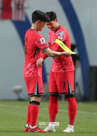 [포토S] 교체 투입된 손흥민, '주장 완장 차며'