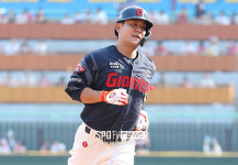 [포토S] 선취 솔로포 날린 김민성