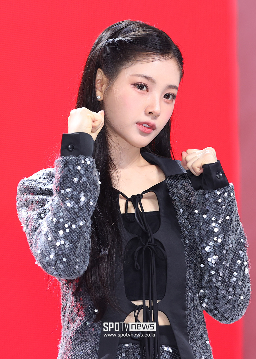베이비돈크라이 이현, 2025 신한 SOL뱅크 KBO 리그 경기서 매력적인 시구 선보여 관중 홀림