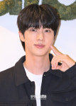 [포토S] 방탄소년단 진, 볼 콕~