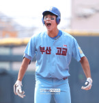 [포토S] 기뻐하는 부산고 하현승