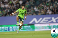 전진우 PK에 퇴장 유도까지 전북, 강원에 2-0 승리…리그 19경기-공식전 22경기 연속 무패 질주