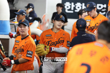 [포토S] 호수비로 무사 만루 막아낸 한화