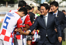 [포토S] 선수들 격려하는 한국대학축구연맹 박한동 회장