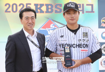 [포토S] 연천 미라클 진현우, '최우수선수상까지 수상!'