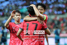 [전반 REVIEW] '꽁꽁 막힌 손흥민' 한국, 엄지성 선제골로 리드 잡았으나 45분 내내 답답...한국 1-0 파라과이