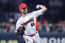 KBO 계약 실패한 투수가 ML 우승 반지라니…KIA 출신 라우어의 반전, 역대 최초에 도전한다