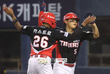 [포토S] '투런포' 김도영, '카스트로와 하이파이브'