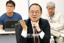 [포토S] 프로축구 성장위원회 전체회의 참석한 이용수 부회장
