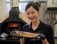 4년 공백 윤소이, 깜짝 근황…성수동 식당 사장 됐다 직접 요리·서빙까지