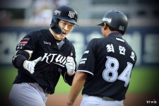3위 KT, 9회말 위기 넘고 2위 LG 잡았다!…최원준 결승 3점포+로건 첫 승+박영현 극적 SV [잠실 게임노트]