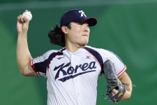 '느껴지십니까 힘의 차이' 곽빈 3이닝 KKKKKK→활력소 박재현 선제 희생플라이, 한국 1-0 리드