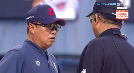'화났다' 염경엽, 오죽하면 심판 소매 붙잡고 격렬 항의…4심 합의로 판정 번복, 롯데 득점 취소됐다