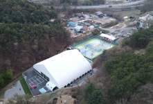 실내외 시설 갖춘 숲속의 메이저 테니스장