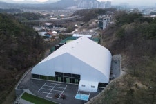 실내외 시설 갖춘 숲속의 메이저 테니스장