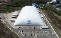 테니스·축구장 K-에어돔 각광...비 오고 눈 와도 지장없다 일본에도 첫 진출