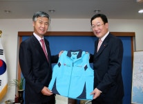 경남銀, 자원봉사 행사조끼 400여점 기증