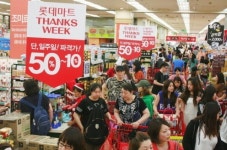 대형마트, 잇단 폭탄 세일…소비진작 안간힘