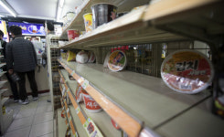 촛불집회, 소비패턴 변화에 편의점 텅텅…술 대신 양초?